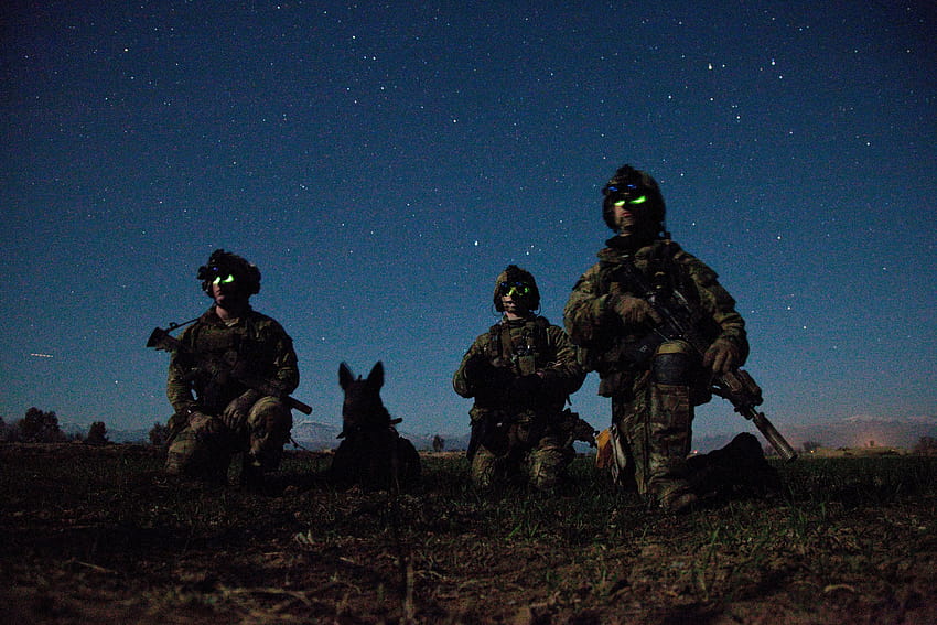 3-ти батальон, 75-ти рейнджърски полк с военно работно куче по време на операция в Афганистан, 2012 [5192x3461] : MilitaryPorn HD тапет