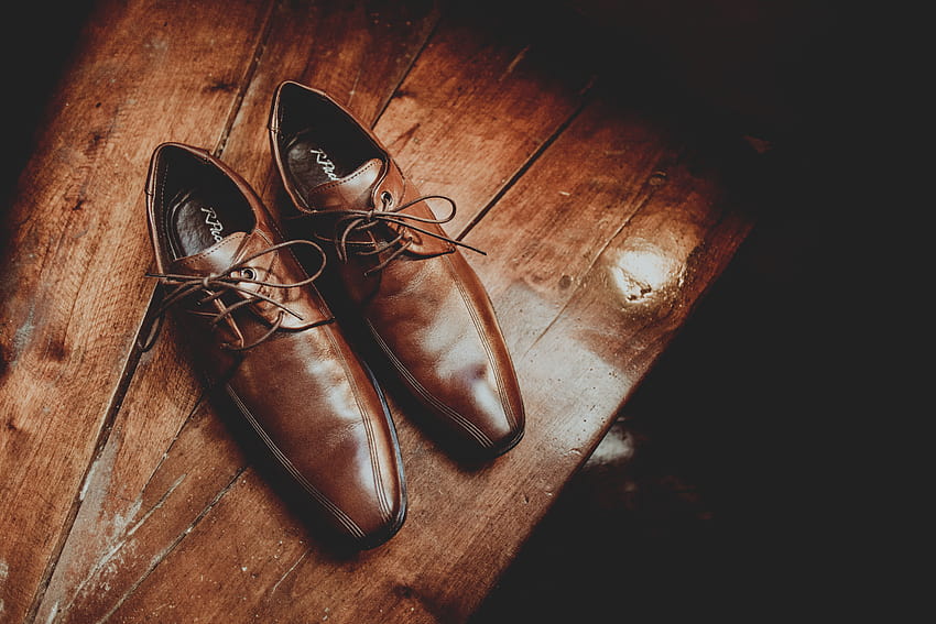 Елегантни кафяви кожени обувки върху дървена повърхност · Наличност, официални обувки HD тапет