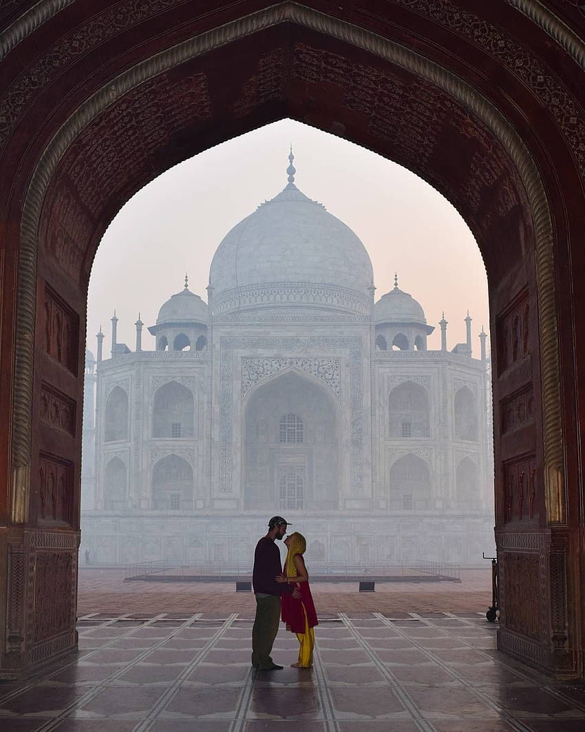 Kriti Sanon, Karthik Aaryan reach Agra to promote Shehzada, duo poses  infront of Taj Mahal | Indiablooms - First Portal on Digital News Management