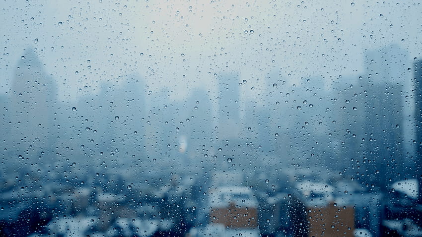 비오는 날의 도시. 유리창에 빗방울이 떨어집니다. 우울한 기분, 비 배경 HD 월페이퍼