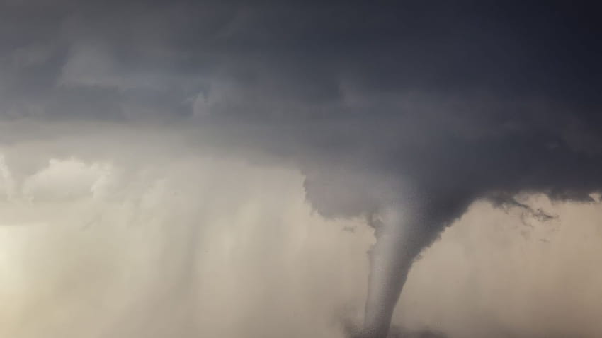 Tornado warnings lag behind hurricane predictions because of a meteorology mystery HD wallpaper