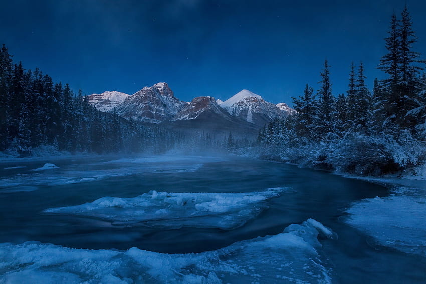 อัลเบอร์ตา แคนาดา เทือกเขาร็อคกี้ แม่น้ำ ภูเขา ป่า น้ำแข็งในฤดูหนาว ภูเขาในฤดูหนาว และแม่น้ำ วอลล์เปเปอร์ HD
