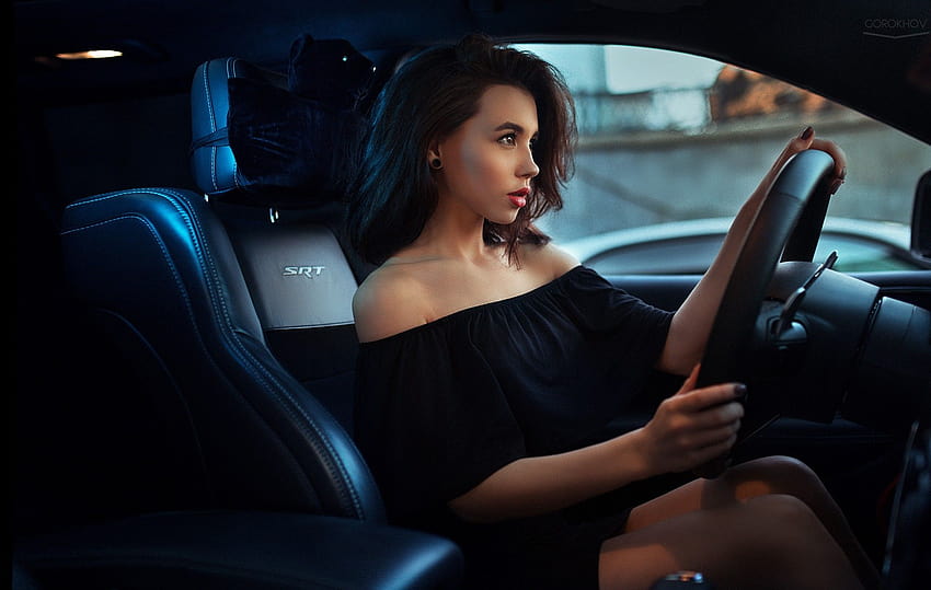 : модел, черна рокля, брюнетка, седяща, превозно средство, интериор на колата, жени с коли, Иван Горохов, шофиране, Алия Ландо, екранна , човешки позиции, снимане, автомобилна марка 2000x1269, жени шофиращи HD тапет