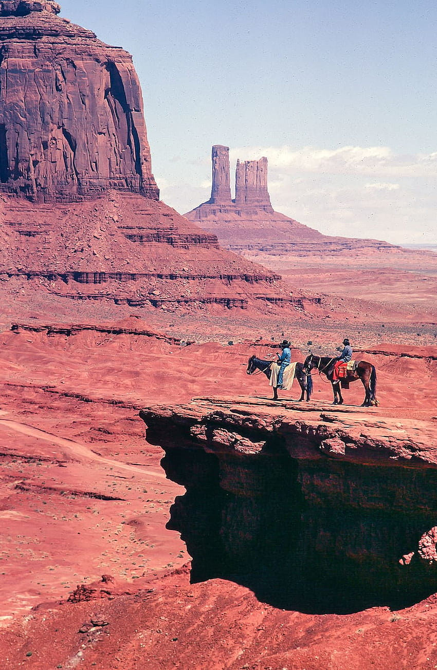 : Dos vaqueros jinetes en John Ford Point, Monument, Monument Valley Navajo Tribal Park fondo de pantalla del teléfono