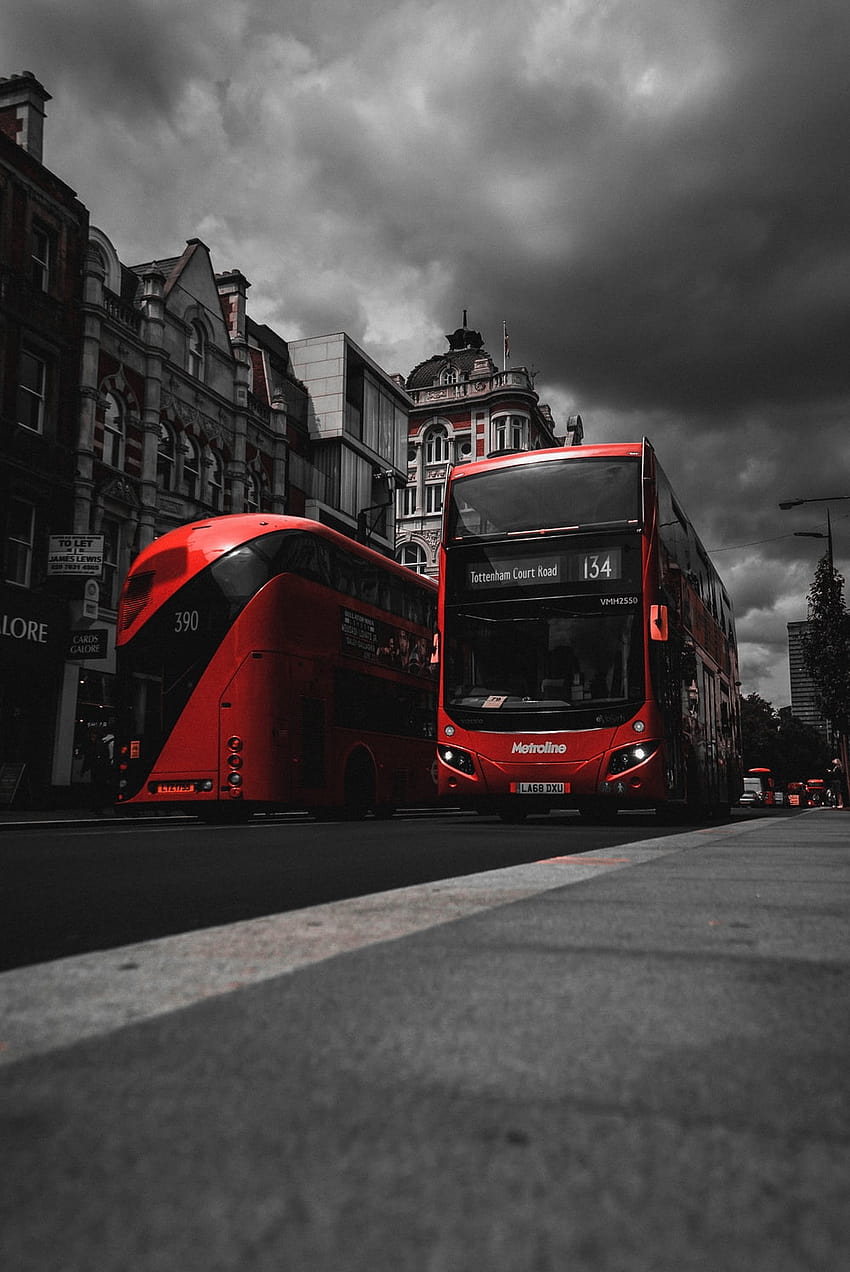 콘크리트 건물 근처의 도로에 빨간색과 검은색 버스 - 런던, 지하철 버스 HD 전화 배경 화면