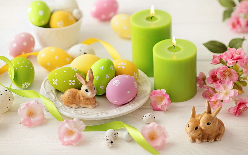 Bemalte Ostereier, grüne Kerzen, Ostern, Frühling, Osterhintergrund, Kaninchen mit einer Auflösung von 2560x1600. Hochwertige Frühlingskerze HD-Hintergrundbild
