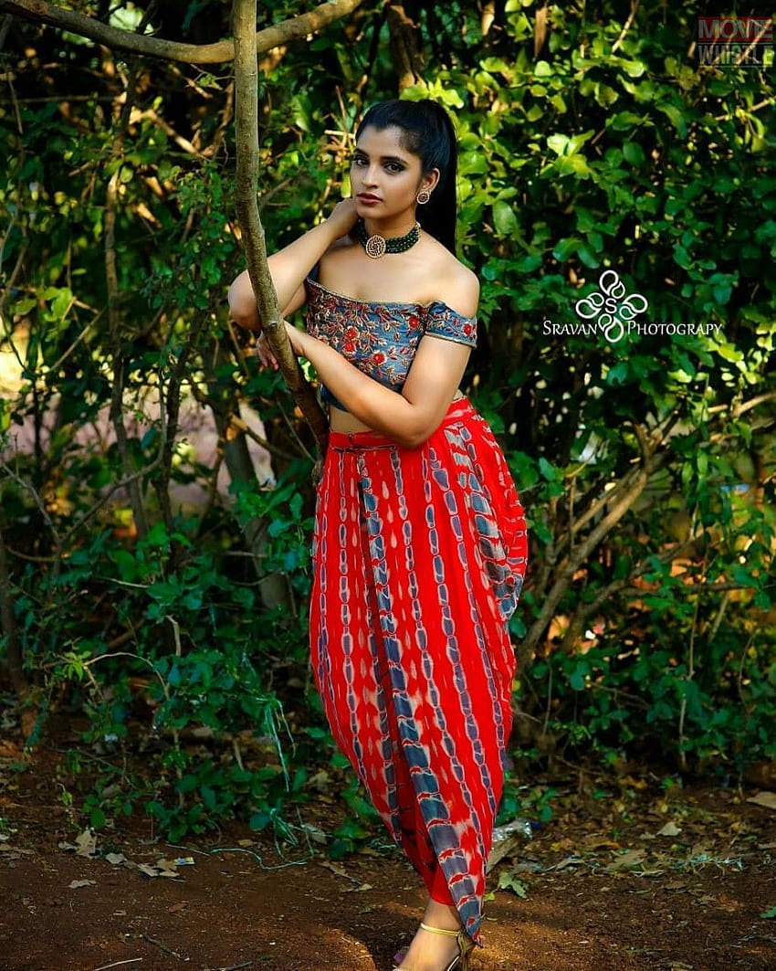 W sukni ślubnej w kolorze czerwonym kasta / navari sari, bluzka z odkrytymi ramionami i… Tapeta na telefon HD
