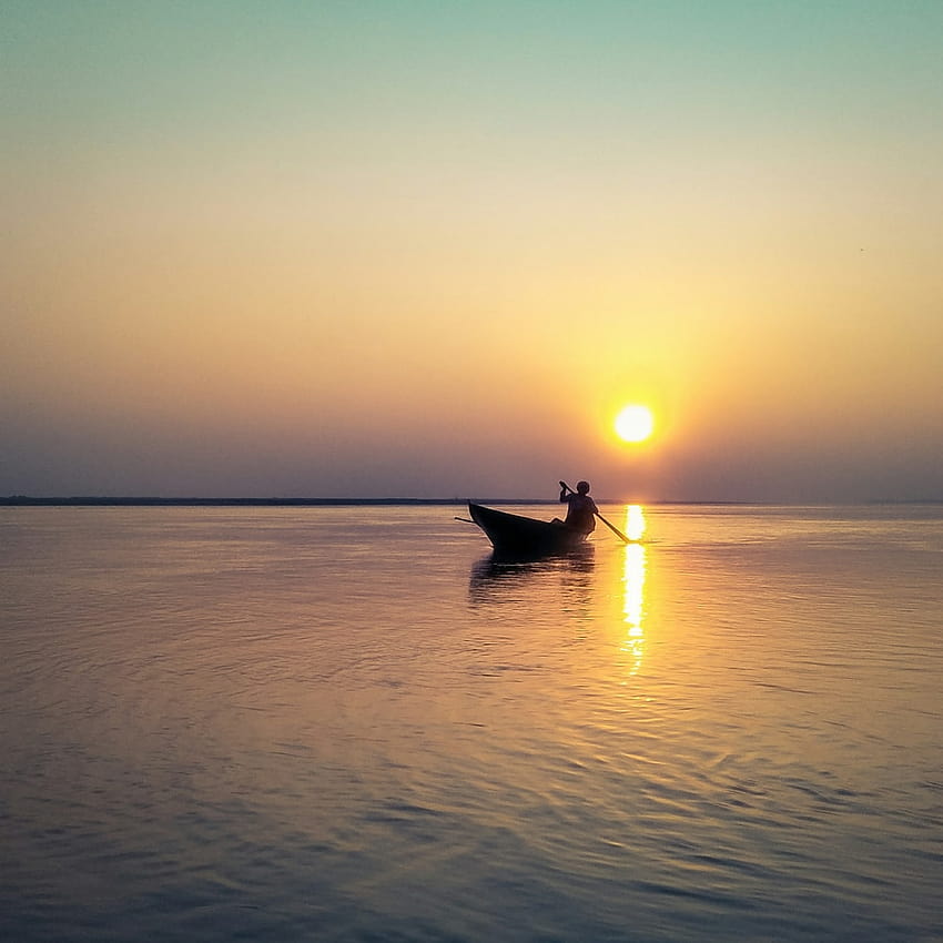silueta de hombre en barco durante la hora dorada – Assam on, paisaje de Assam fondo de pantalla del teléfono