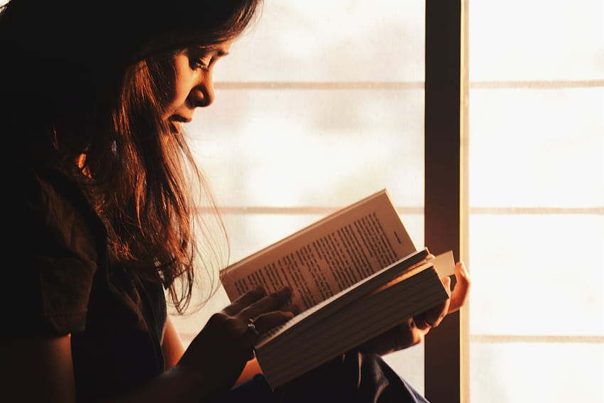 Жена, която чете книга до прозореца · Stock, жена, четяща книга HD тапет