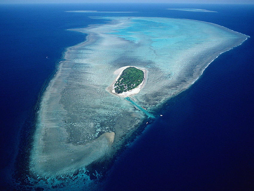 Aerial of Heron Island Great Barrier Reef Marine Park, reef island HD wallpaper
