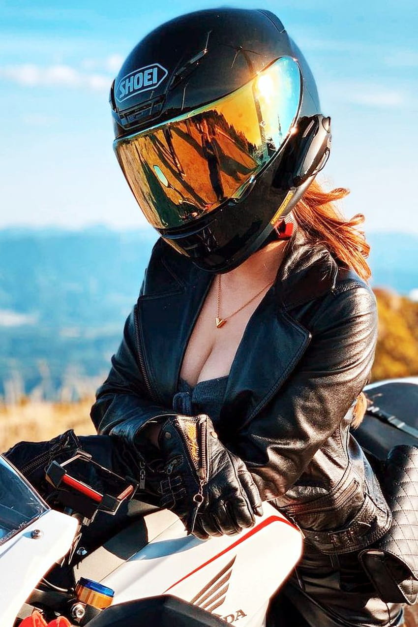 Hot Biker Girl vistiendo un casco de motocicleta Shoei negro con una visera dorada, casco femenino fondo de pantalla del teléfono