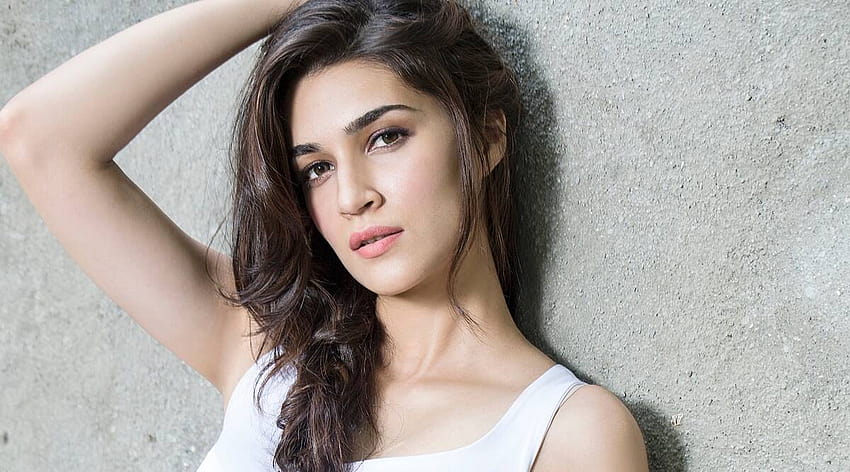 Kriti Sanon reveals she hated dubbing for her films, but now things have changed, kriti sanon raabta HD wallpaper