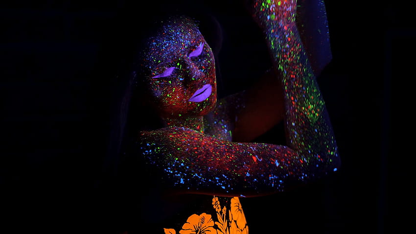 Retrato de mujer hermosa con pelo morado bailando con lámpara de luz ultravioleta de neón. Chica modelo con maquillaje psicodélico creativo fluorescente, diseño artístico de modelo de bailarina de discoteca en UV, luz negra de maquillaje de neón fondo de pantalla
