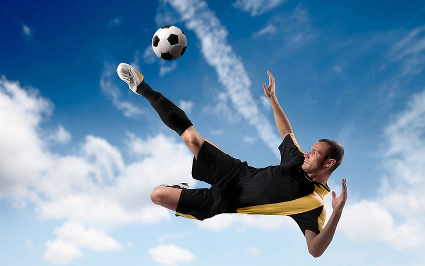 Fußballspieler kickt den Ball in der Luft, mitten in der Luft HD-Hintergrundbild