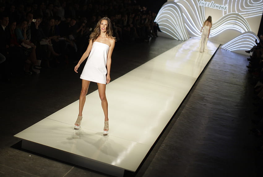 Hermosa modelo de niña de piernas largas Alessandra Ambrosio en la pasarela 1024x1024 fondo de pantalla
