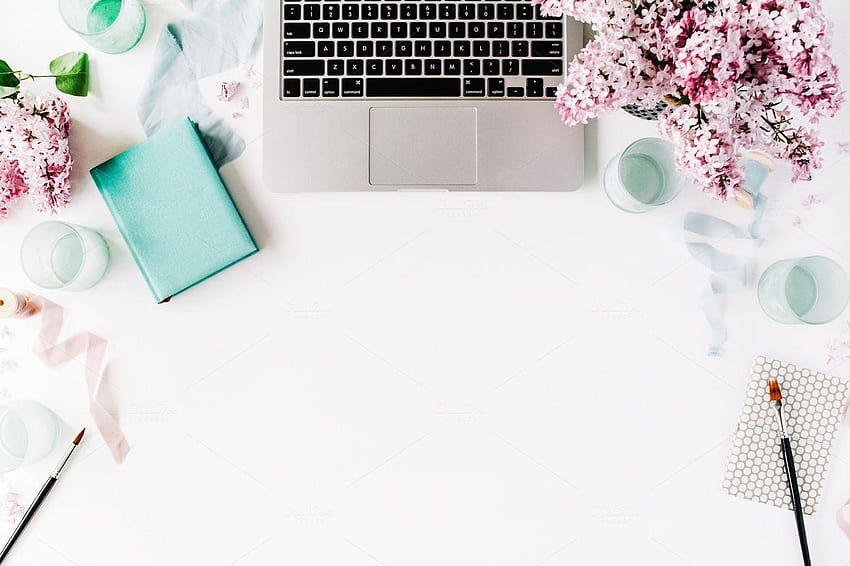 Przestrzeń robocza z laptopem i liliową od Floral Deco na biurku leżącym płasko Tapeta HD