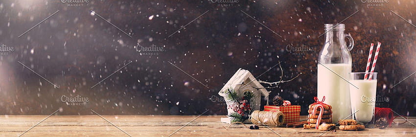 Sfondi scuri di Natale con neve e bokeh, copia spazio. Bandiera. Bottiglia, bicchiere con latte per Babbo Natale, biscotti, corda rossa, stelle di anice, bastoncini di cannella, biscotto e latte santa Sfondo HD