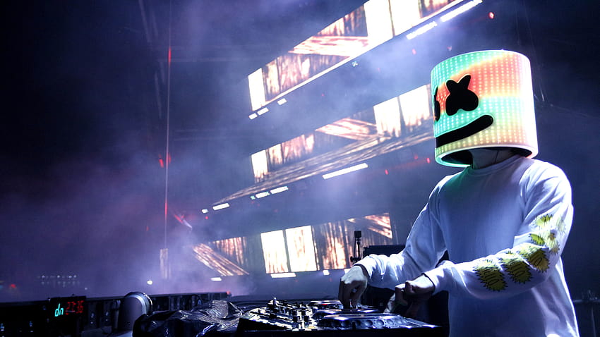 Marshmello DJ пуска електронна музика, облечен в бяла рокля Marshmello, dj плейър HD тапет