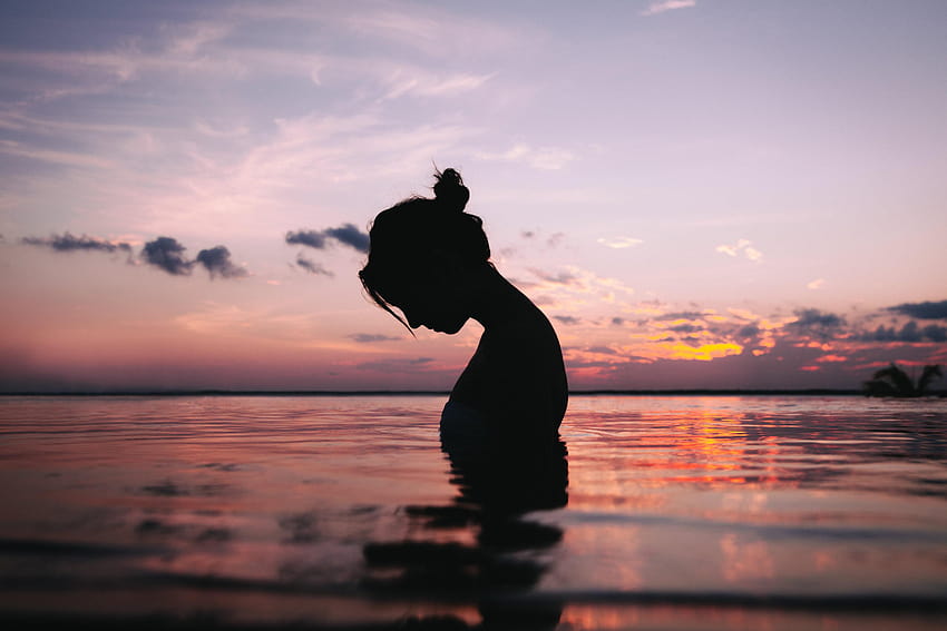日没時に水域にいる女性のシルエット、女の子のシルエットの日没 高画質の壁紙