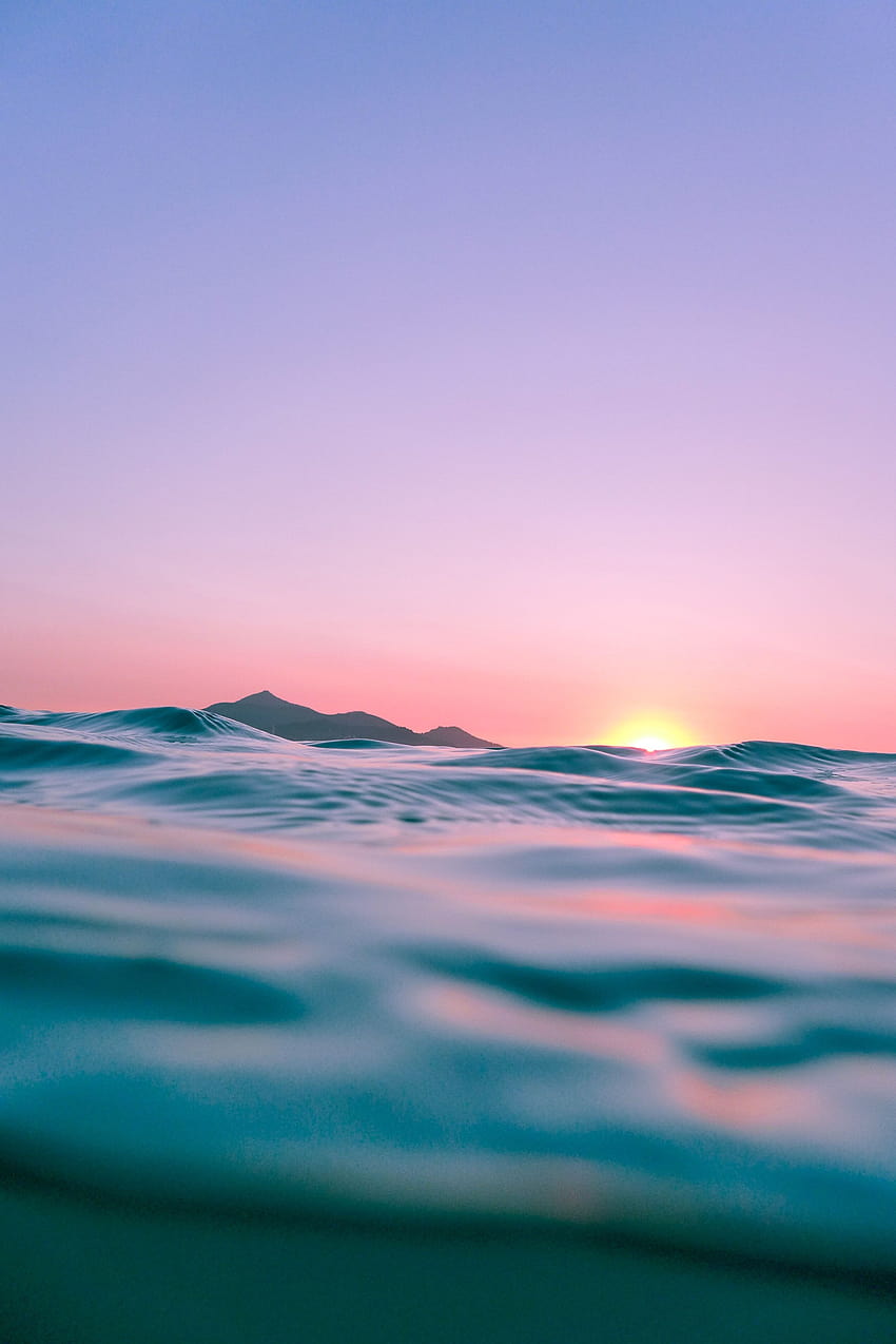 Ruhiges Gewässer während der Goldenen Stunde, ruhige Ästhetik HD-Handy-Hintergrundbild