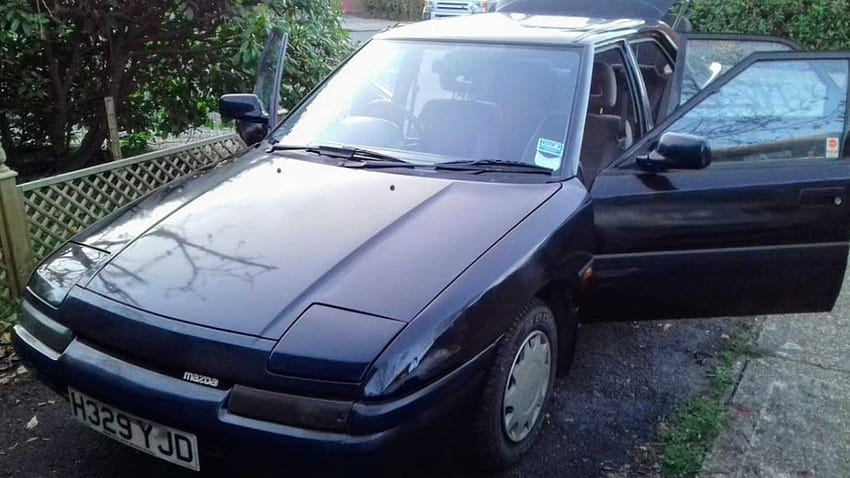 Este raro Mazda 323F de 1990 no se ha visto en más de 10 años fondo de pantalla