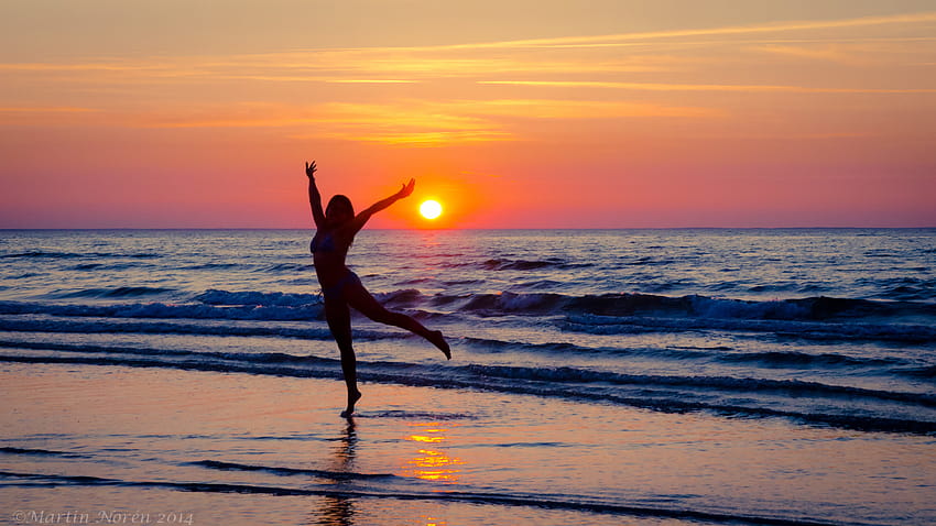 Silhouette of woman dancing near seawave during sunset, woman dancing silhouette HD wallpaper