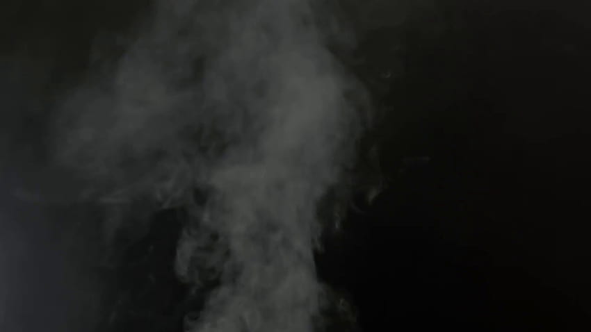 Dym szary na czarnym długim. Szare chmury dymu z płonącego suchego, czarnego i szarego tła Tapeta HD