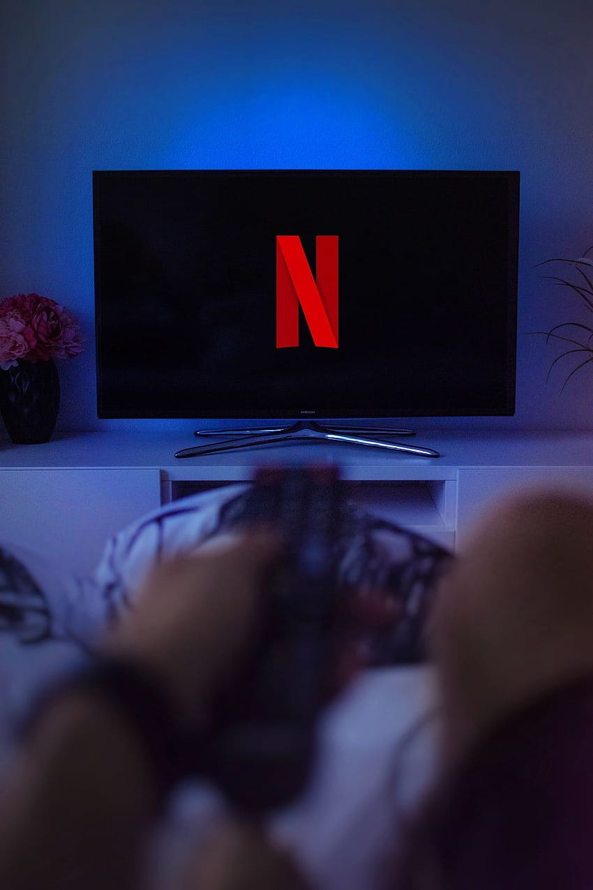 Regarder Netflix, regarder la télé Fond d'écran de téléphone HD