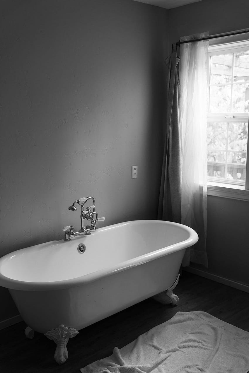 tina de baño de cerámica blanca dentro de la habitación – Baño fondo de pantalla del teléfono