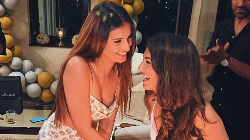 Tara Sutaria can't stop laughing as she cuts birtay cake with her 'other half', twin sister Pia Sutaria. See pics HD wallpaper