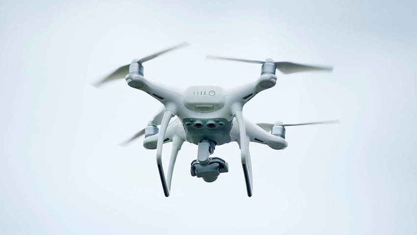 Dron cuadricóptero blanco fondo de pantalla