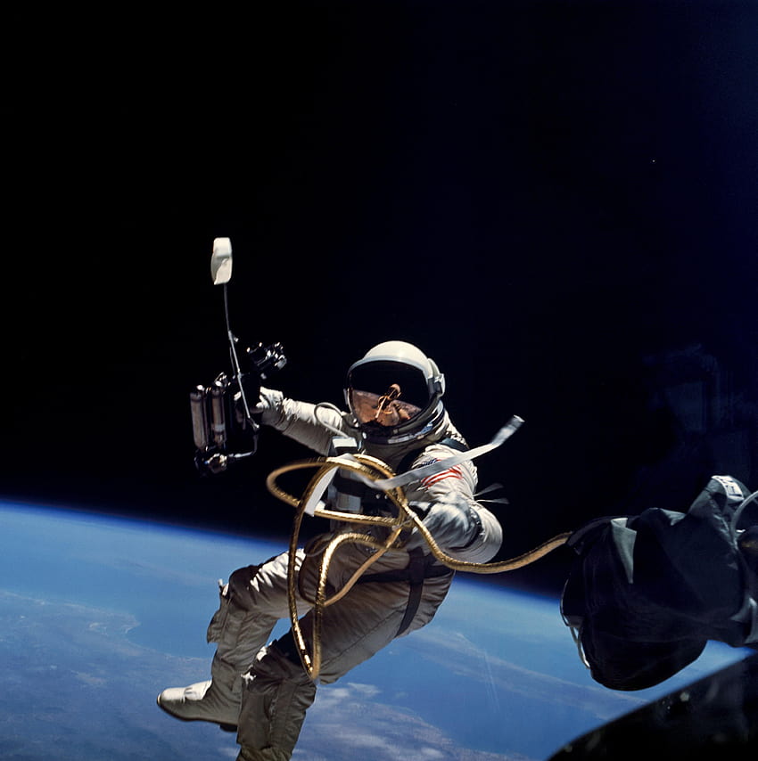 Първата американска космическа разходка HD тапет за телефон