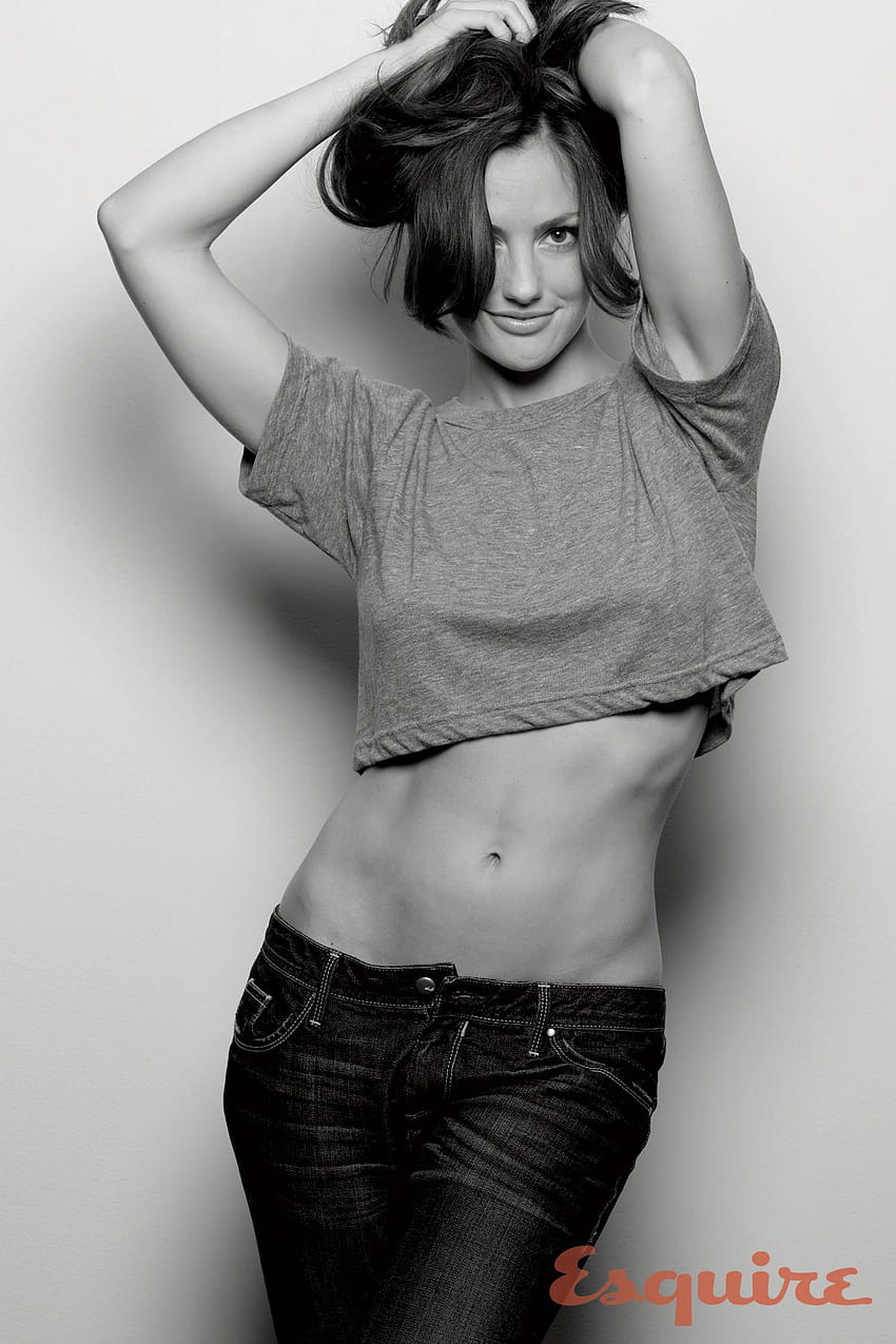 : Minka Kelly, atriz, mulheres, morena, monocromático, jeans, fundo simples, braços para cima, Esquire 1200x1800 Papel de parede de celular HD