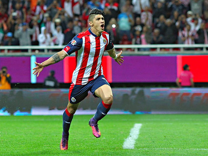 Alan Pulido logra el gol de la victoria cuando Chivas vence a Cruz Azul 3 fondo de pantalla