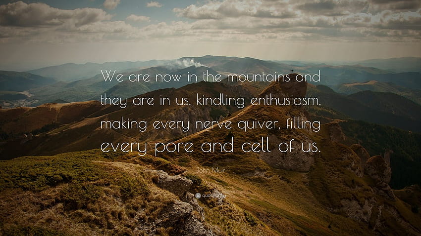 Citation de John Muir : « Nous sommes maintenant dans les montagnes et elles sont en nous, attisant l'enthousiasme, faisant vibrer chaque nerf, remplissant chaque pore et c... » Fond d'écran HD