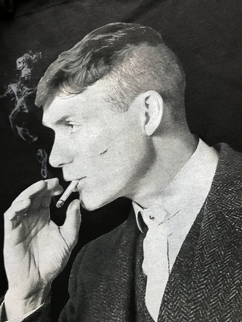 Pin en Hairstyle, Peaky Blinders Thomas Shelby Fumar cigarrillos en blanco y negro fondo de pantalla del teléfono