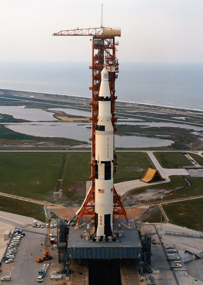 5 powodów, dla których rakieta Saturn V jest najbardziej imponującym pojazdem inżynieryjnym Tapeta na telefon HD