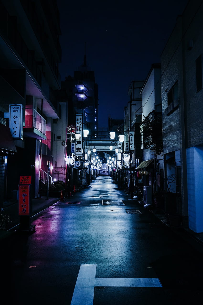 Leere Straße mit brennenden Lampen in der Nacht – Tokio, leere Stadt HD-Handy-Hintergrundbild