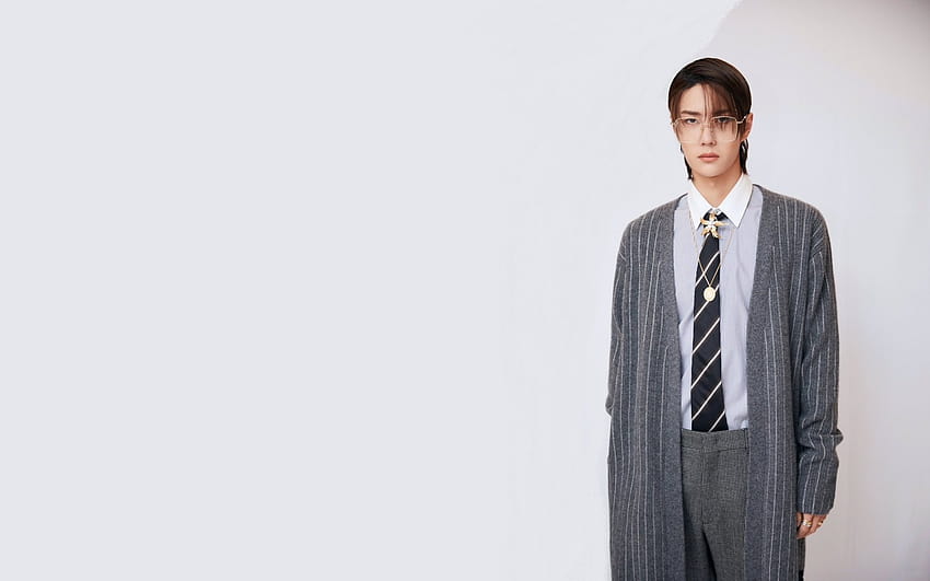 2560x1600 азиатски мъж, Wang Yibo, очила, вратовръзка, красив китайски актьор за MacBook Pro 13 инча, азиатски мъже HD тапет
