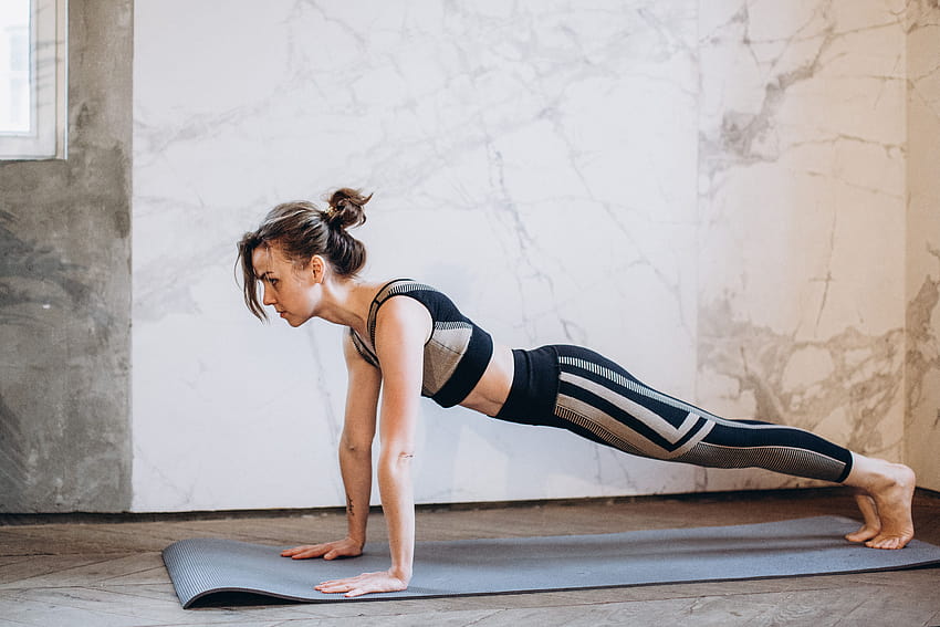 Siyah Atletli ve Siyah Taytlı Kadın Yoga Yapıyor · Stok, siyah yoga yapan kadınlar HD duvar kağıdı
