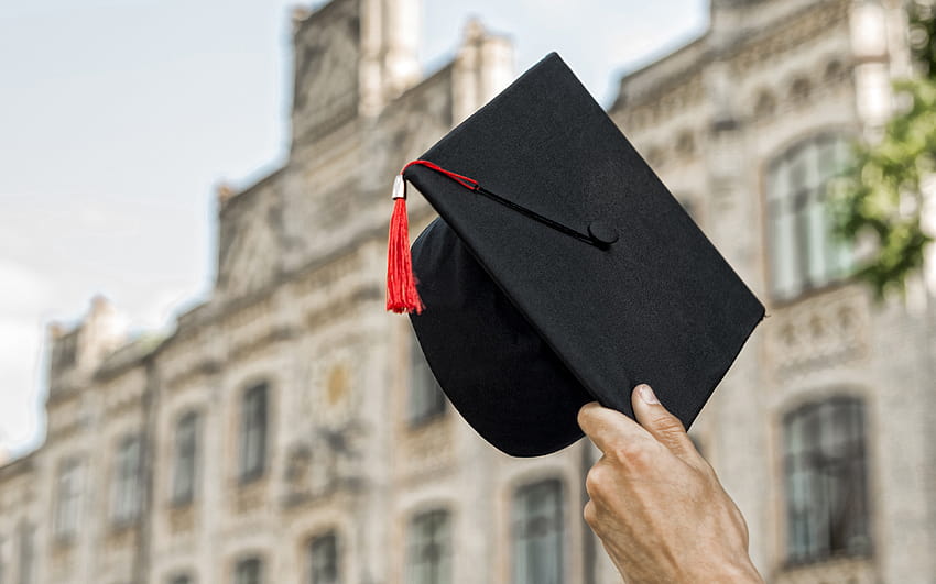 教育、黒い卒業帽、卒業のコンセプト、黒い卒業帽を手に、大学、解像度3840x2400の学生。 高品質、大学生 高画質の壁紙