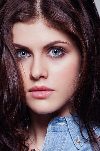 Alexandra Daddario Opens Up on Never Dating as a Teen