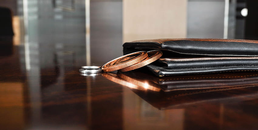 czarny skórzany portfel na stole Tapeta HD