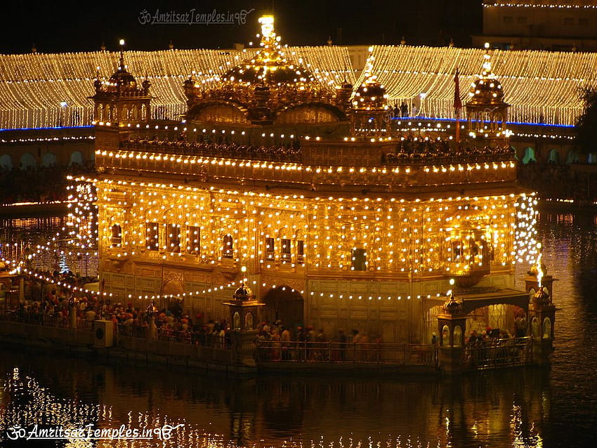 Pemandangan malam yang indah dari Kuil Emas yang dihiasi dengan lampu di Parkash Purb Sri Guru Ram Das Ji Wallpaper HD