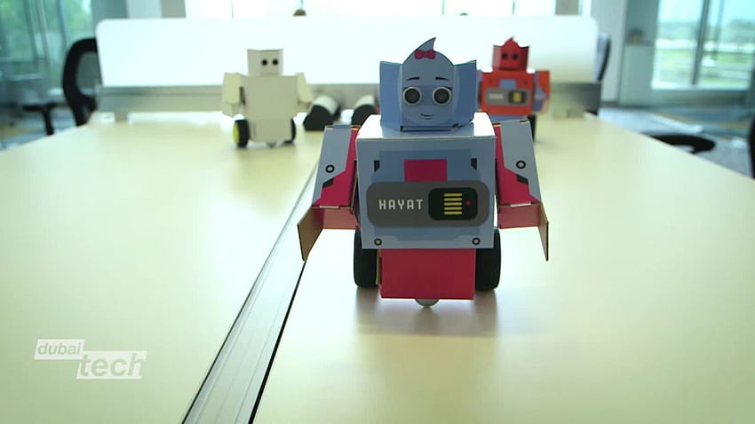 Emiratische Kinder bereiten sich auf eine Roboterzukunft vor, Junkbot HD-Hintergrundbild