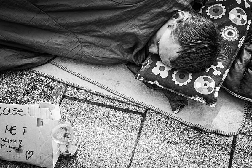 Mann schläft auf der Straße · Stock HD-Hintergrundbild