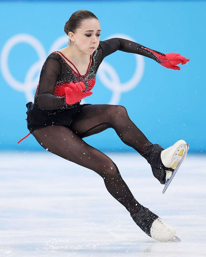 Rusya'dan Kamila Valieva bayanlar artistik patinaj finalinde tökezledi ve podyumu tamamladı. HD telefon duvar kağıdı