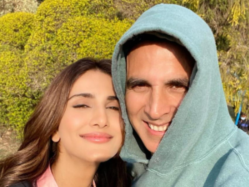Vaani Kapoor poses with Bell Bottom co star Akshay Kumar for a sun kissed selfie and calls him 'wonderful', akshay kumar and vaani kapoor HD wallpaper