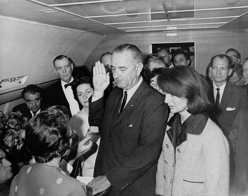 File:Lyndon B. Johnson taking the oath of office, November 1963.jpg, lyndon baines johnson HD wallpaper
