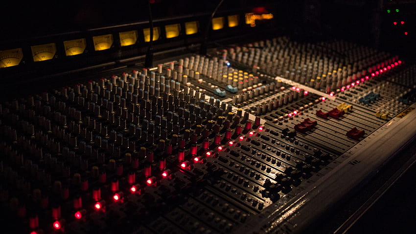 Mesa do mixer de som no estúdio escuro, mixer de áudio papel de parede HD